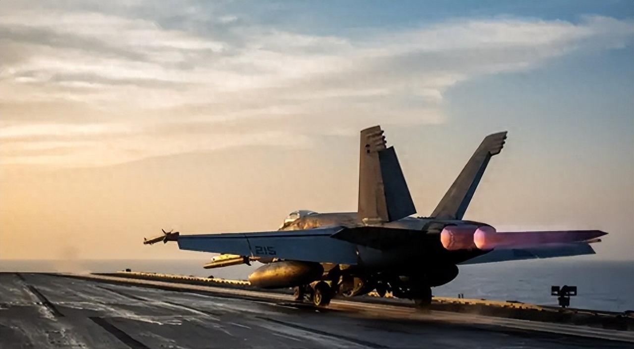 美军南海连撞两机，防长急飞亚洲，中国动作让谁慌了神？
美军两架军机上周在南海坠海