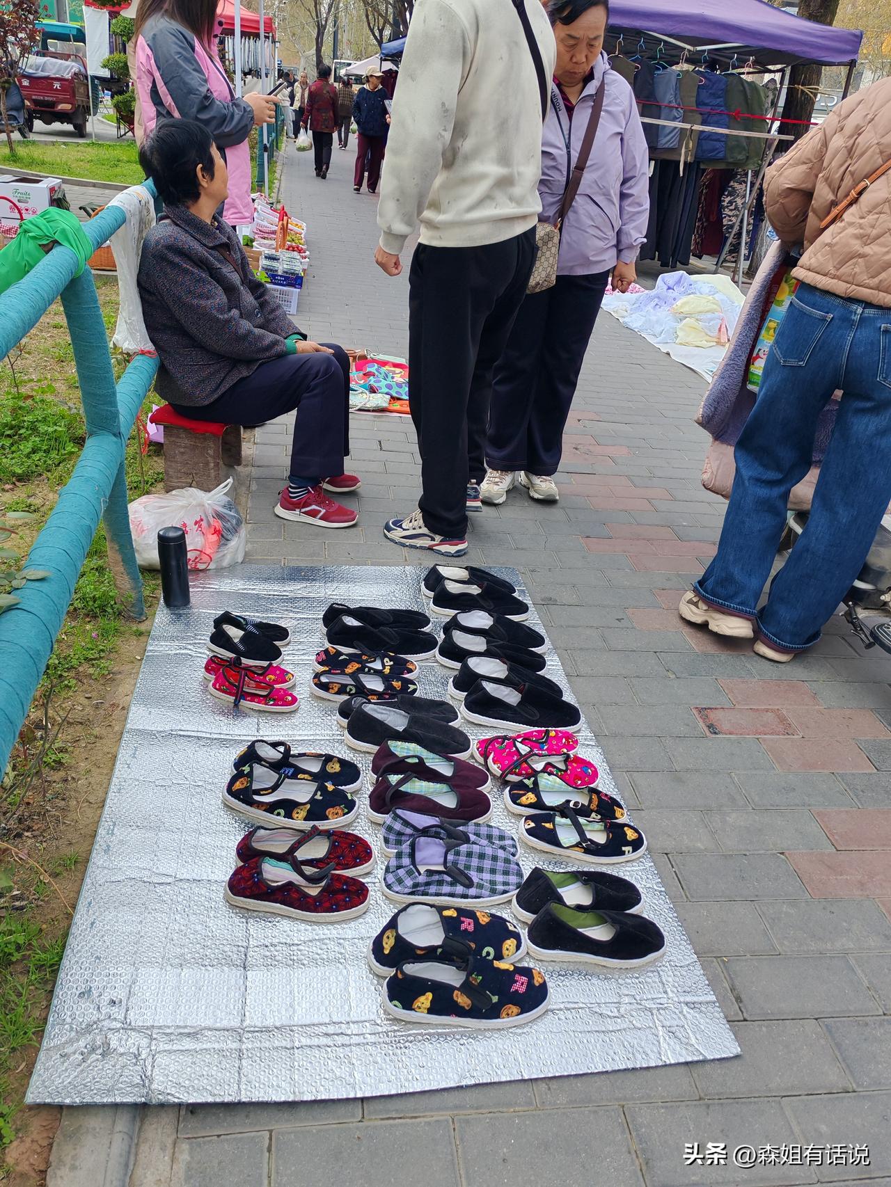 手艺人坐冷板凳
3月29日，这是西安的一处早市，我刚路过时发现图1这个阿姨在售卖