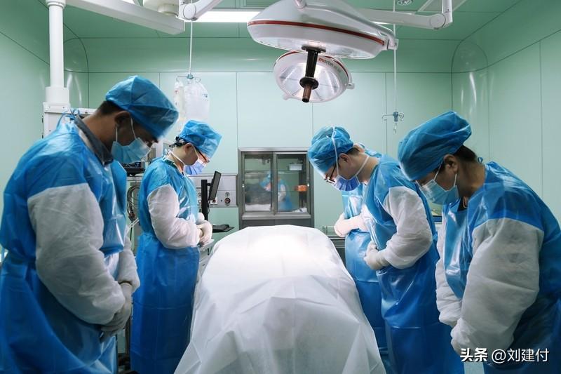 39岁网红去世留下年仅4岁多的女儿 39岁网红“王炸姐”直播时突发脑干出血，抢救