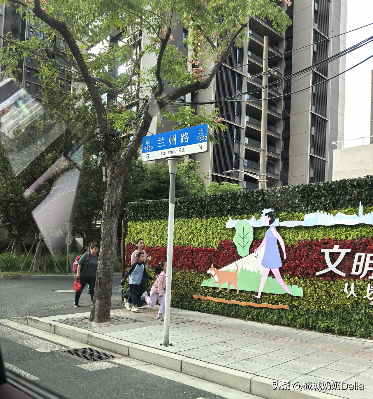 送好宝宝回家的路上，看见去江浦实验的小朋友们才刚出发。
昨天遇到楼上邻居，闲聊了