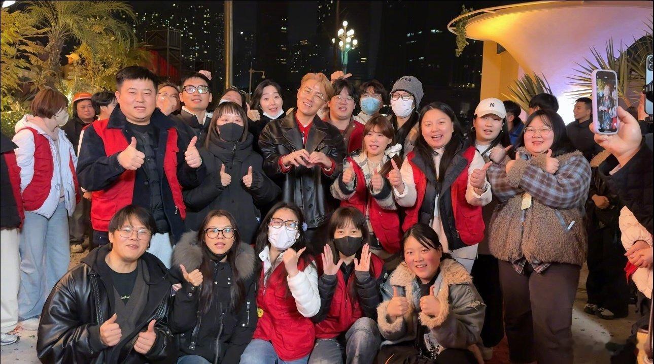 吴克群人民日报撰文历经人生起落，吴克群读懂流量的真正意义。把关注化作温暖，用脚步