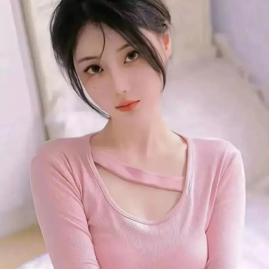 甜美少女心，粉色毛衣穿搭指南粉色长袖穿搭 粉色系衣服搭配 淡淡的粉色毛衣 温柔粉