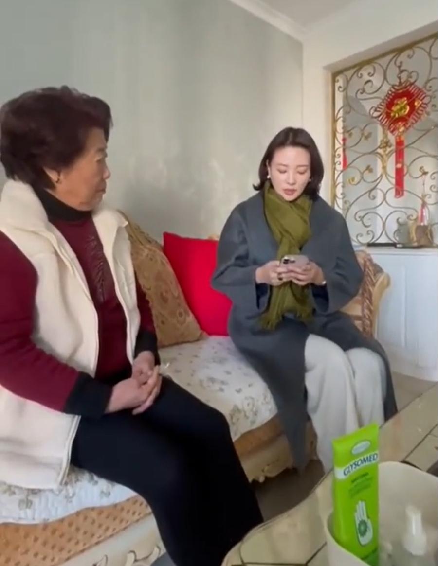 主持人刘芳菲去苏州拜访庞叔令并且向她道歉。

此前刘芳菲的直播间来了一个自称是庞