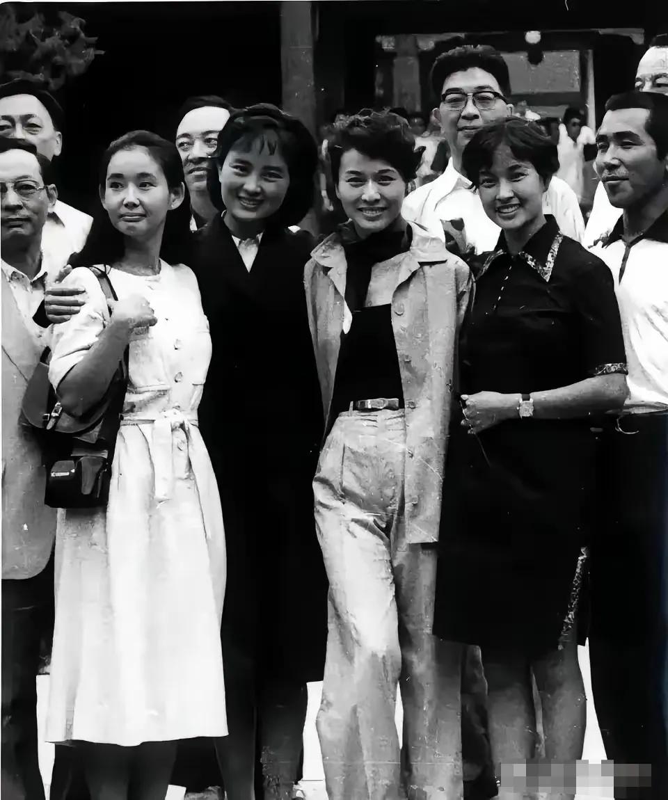 当年《追捕》电影中的女主角“真由美”，来中国，影视明星们都争先恐后和合影（图片中