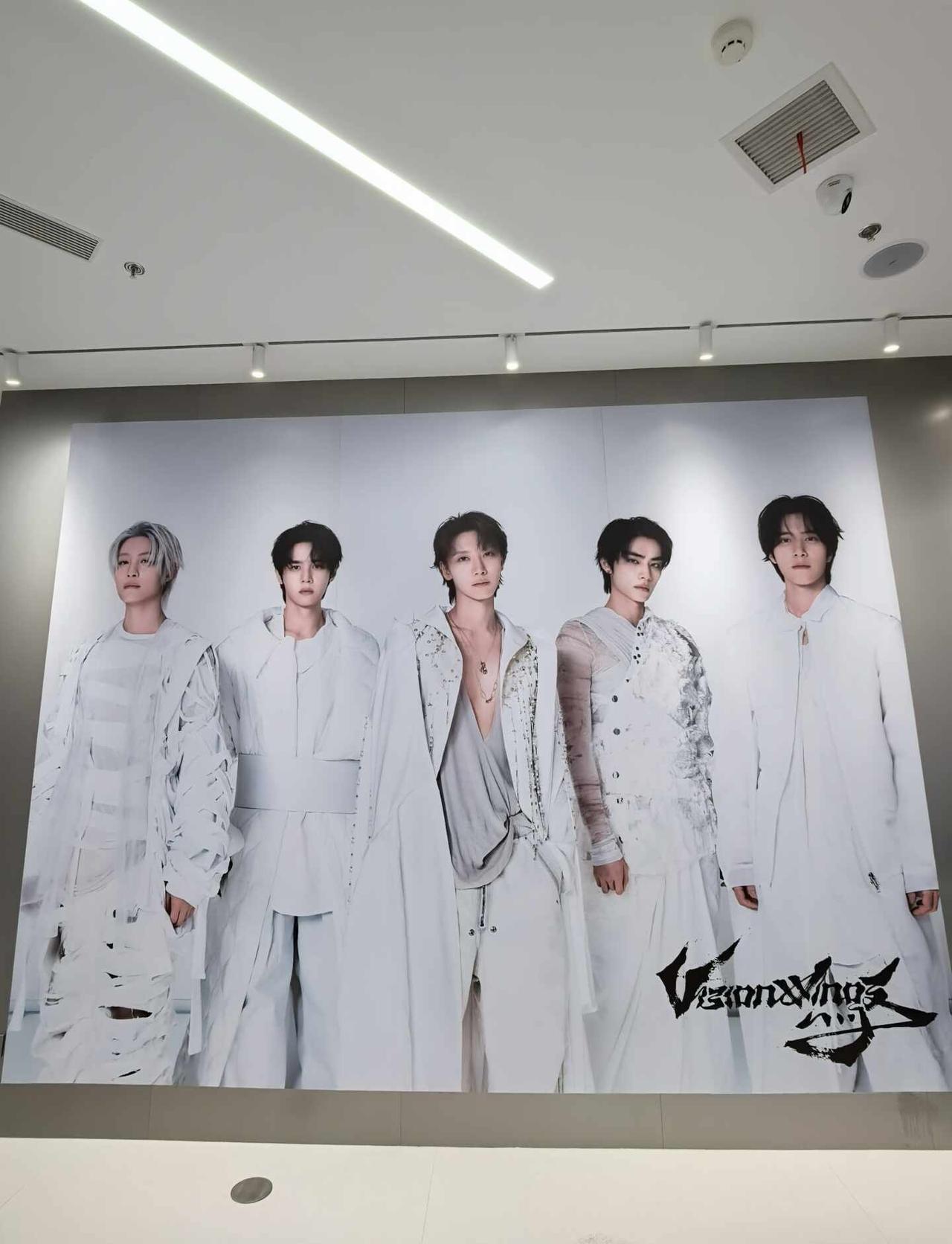 上海SMTOWN更新陈设
更新了五张帅脸。
	
威神V WayV