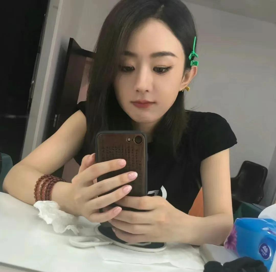 赵丽颖一个手机壳用6年？上面是什么诗词吗，看着好多字，一定对她很重要吧。