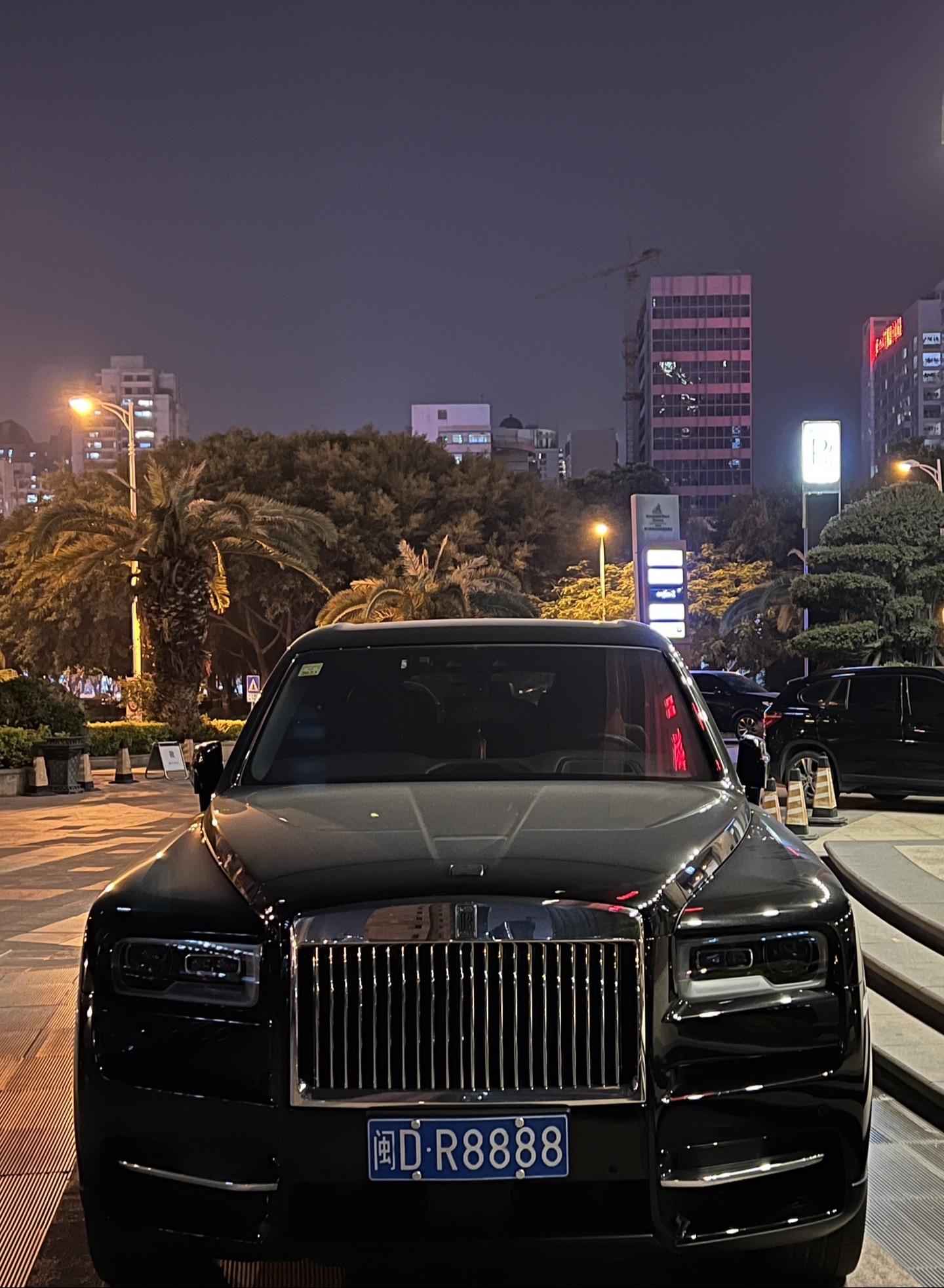 许久没感受到劳斯莱斯带给你的压迫感了吧？库里南立的不是飞天女神，是老子那永远治不好的腰！8888身份象征，寓意深刻