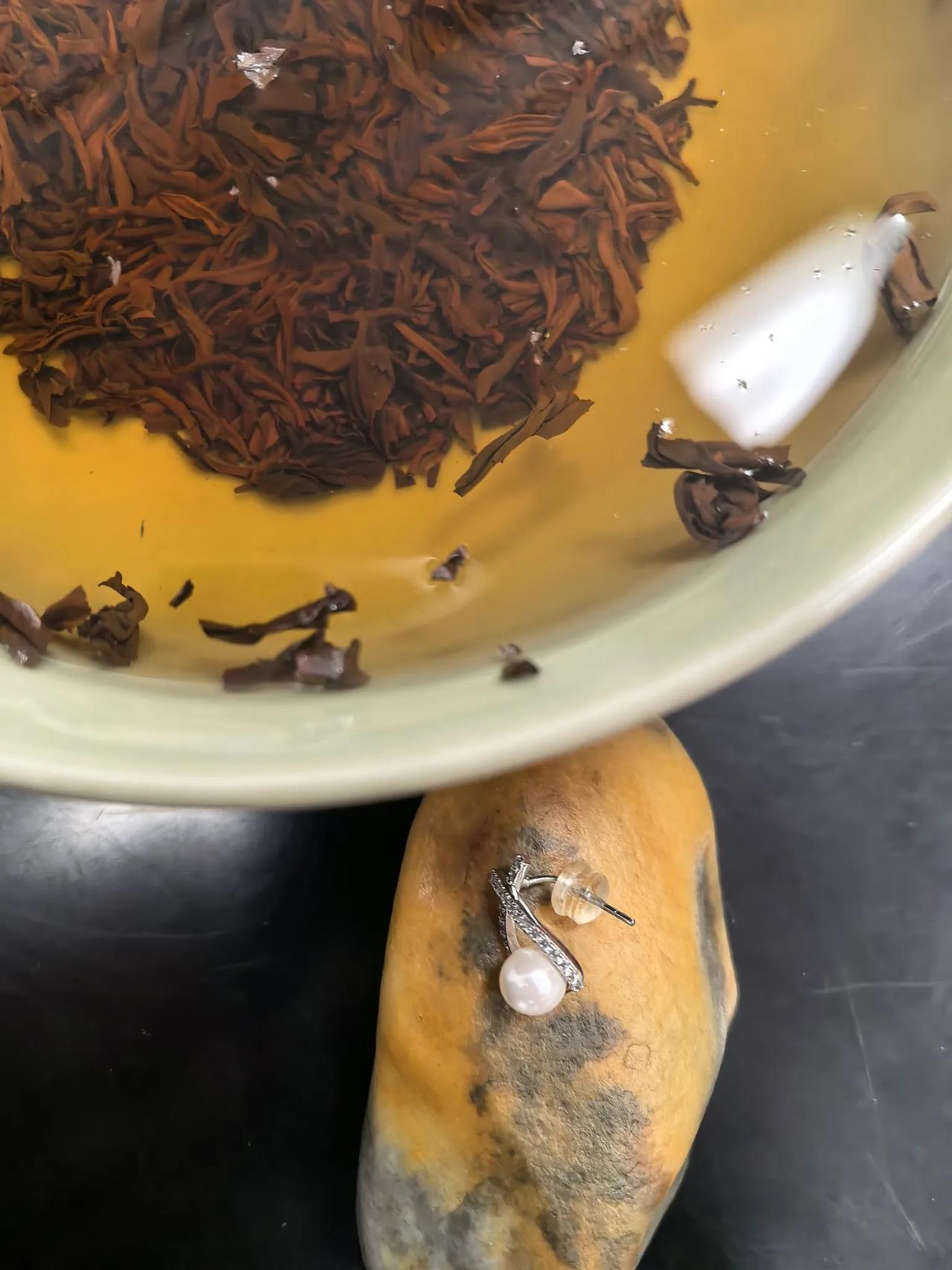 袖中吴郡新诗本，
襟上杭州旧酒痕。
残色过梅看向尽，
故香因洗嗅犹存。