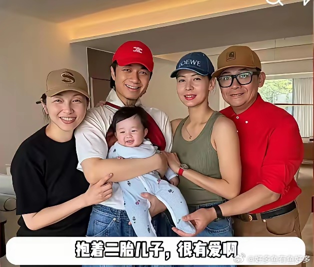 原来真爱真的可以创造奇迹！古巨基老婆都58岁了，还给他生了个二胎小子。陈韵晴原来