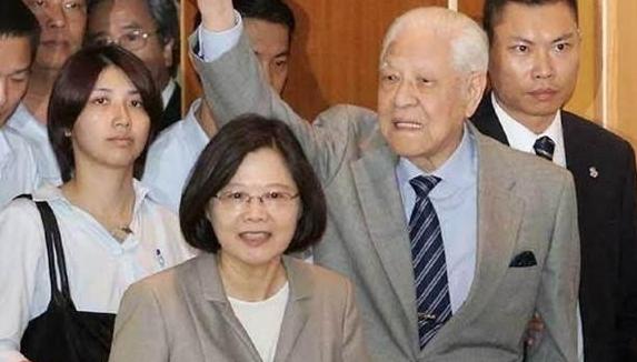 其实很多人没意识到的一点是，岛内台独力量并非清一色的中国认同，他们的精神根子也不