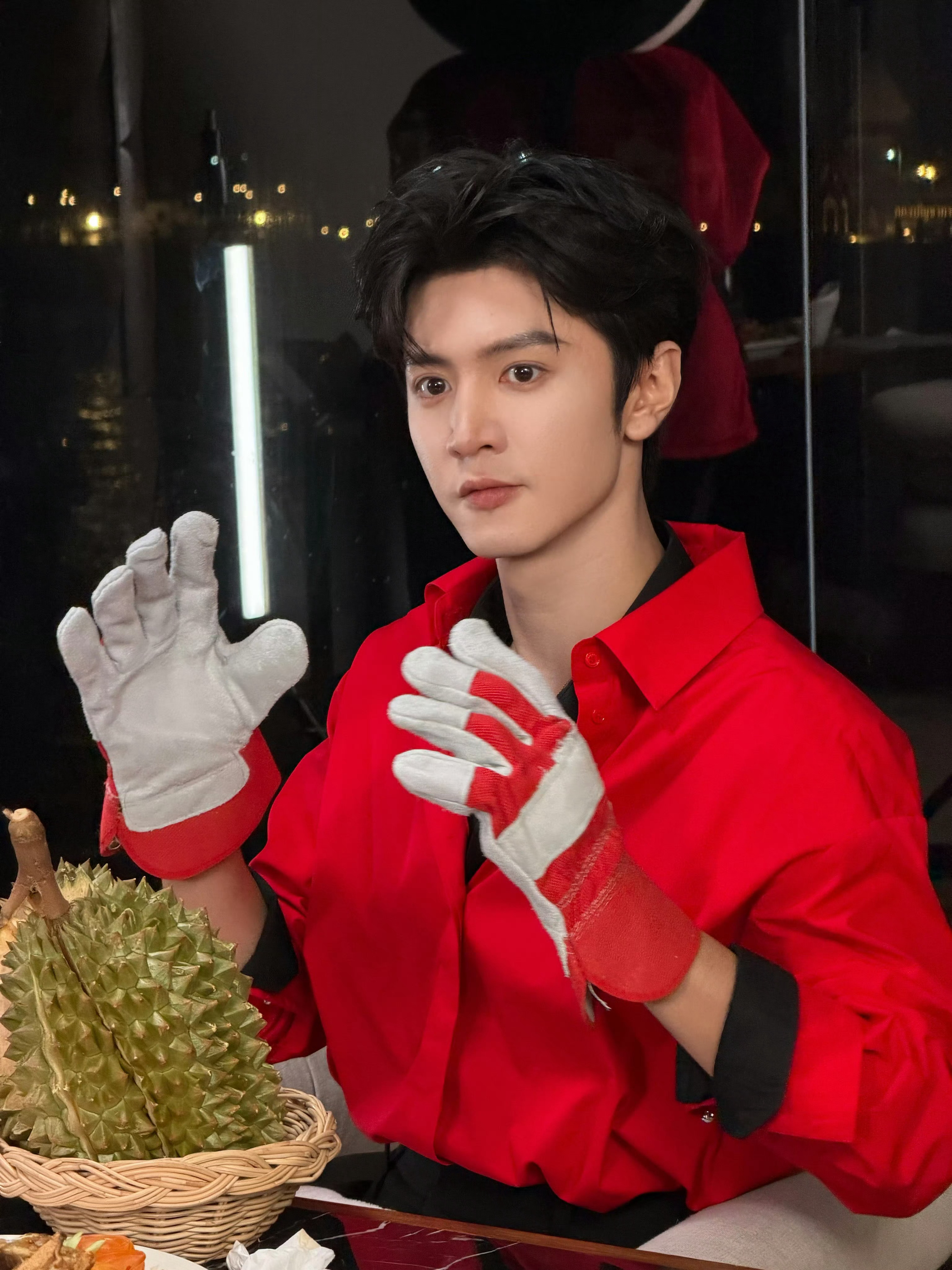 陈哲远受害者联盟大侦探笑到捶桌！陈哲远拍错大腿误伤何炅，何老师当场喊出声，完美印