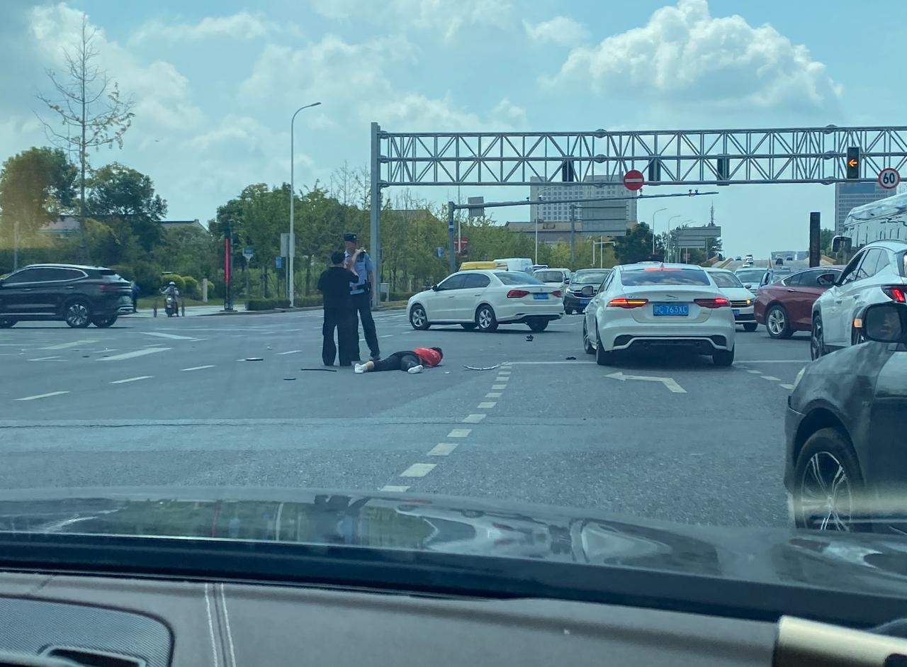 上海这个判决，直接撕开了多少巨婴的遮羞布。
闯红灯，撞倒电动车，导致骑车人被后车