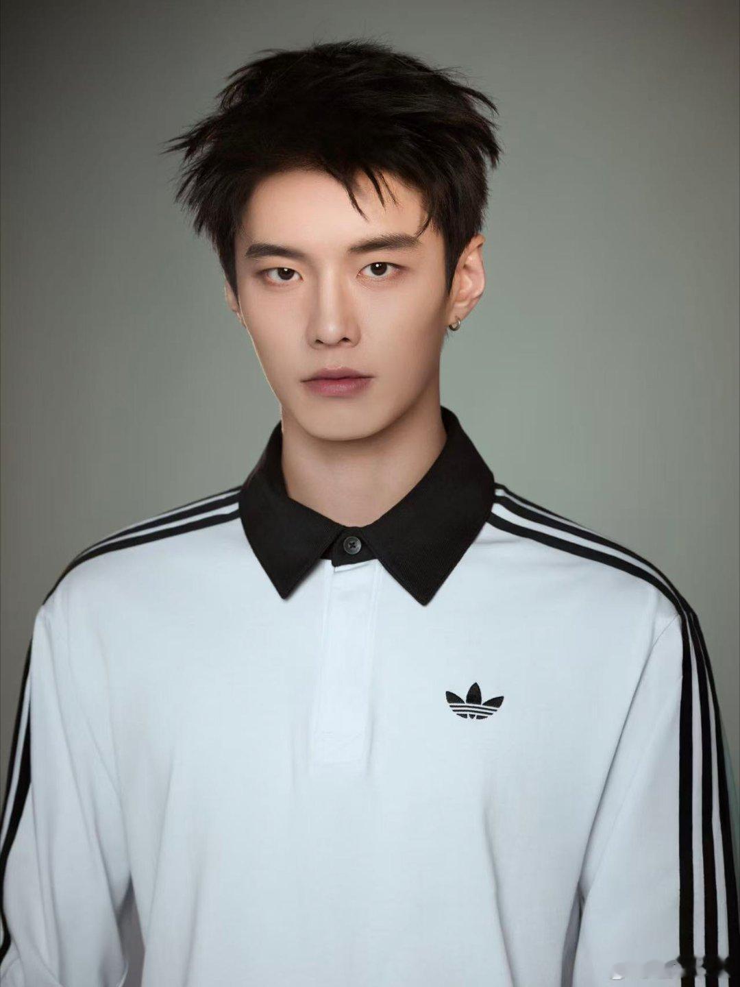 何与阳光洒落，青春在运动中绽放。每一件adidas，都是自由的宣言。阳光运动风还