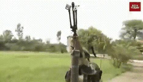 印度媒体《今日印度》走进印度军营采访。

原因是一名锡克族的印度士兵发明了一种可