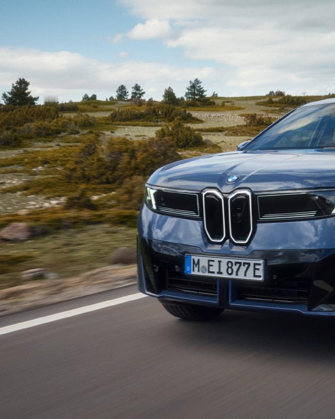 不得不说新款宝马电车设计真的挺耐看，重新定义豪华电动的格调，氛围感这一下就有了