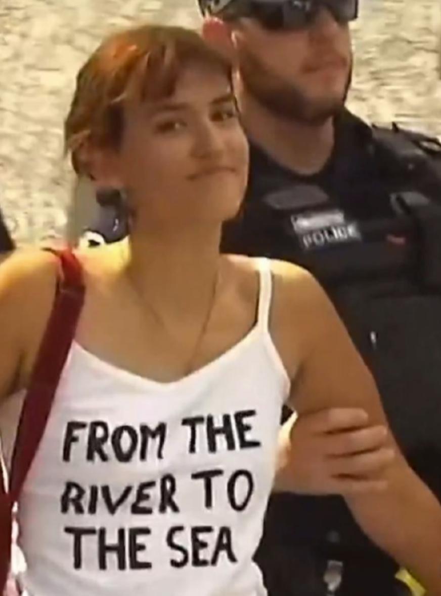 说好的自由民主呢？

家人们，咱们天天听西方那边喊着自由民主，说什么能大胆表达自