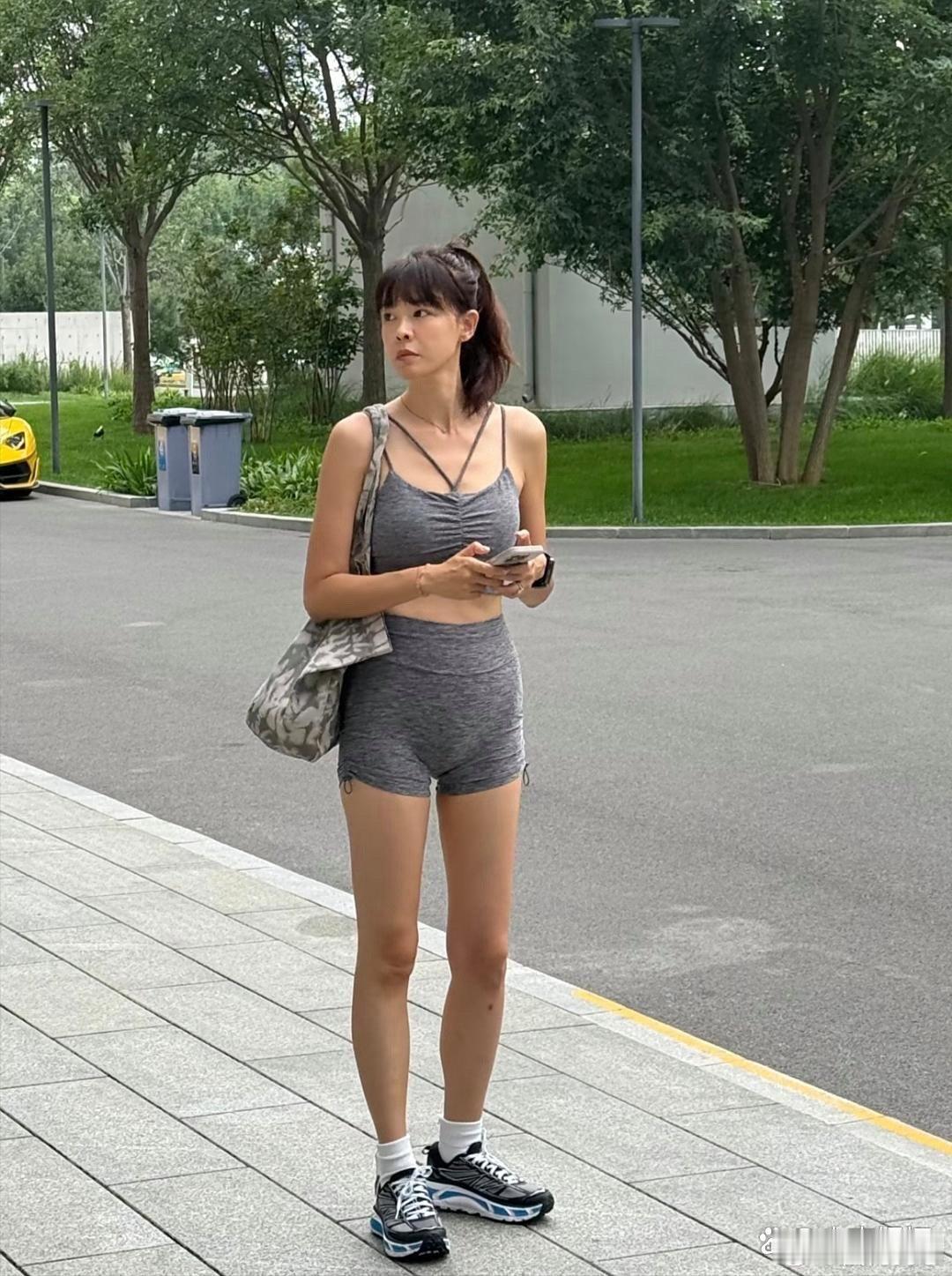46岁李艾现身河北阿那亚，长腿细腰零赘肉，哪像生过娃的妈妈！ ​​​