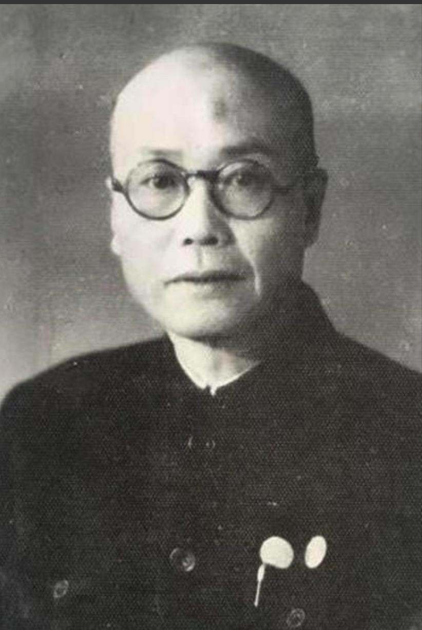 1946年上海霞飞路，一场意外接头揭开隐秘往事。25岁地下党员吴群敢执行任务时，