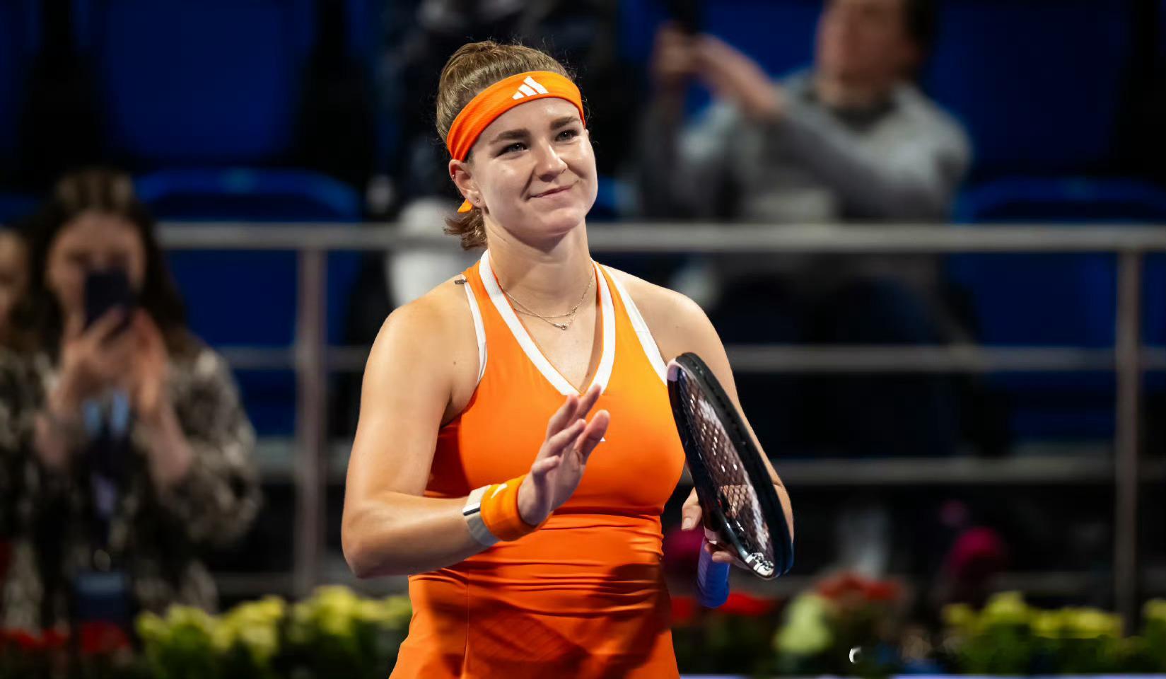 穆霍娃终于拿下了，打进多哈1000赛决赛……刚刚三盘，逆转萨卡里，还是很华丽的第