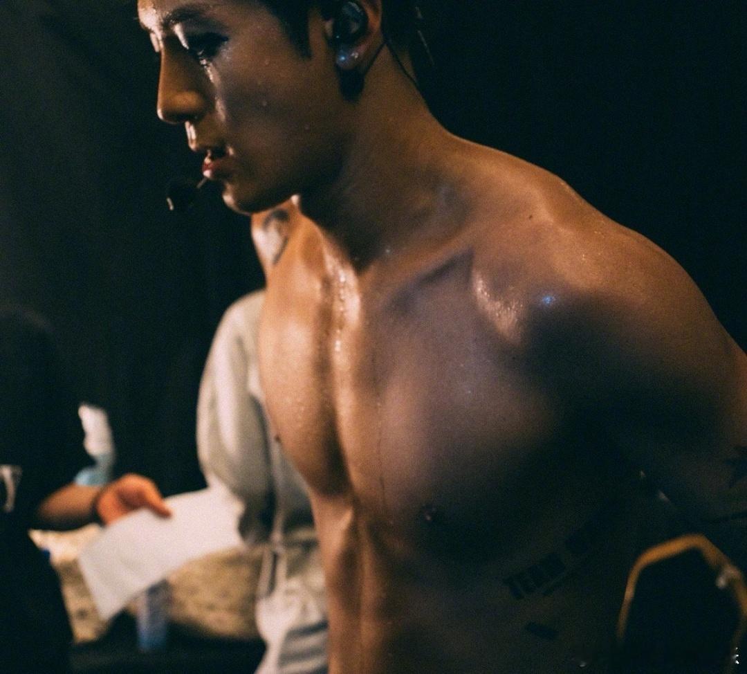 王嘉尔这一天到底做了多少事 王嘉尔的生活就是一个不停加速的节奏，菲律宾站的巡演日