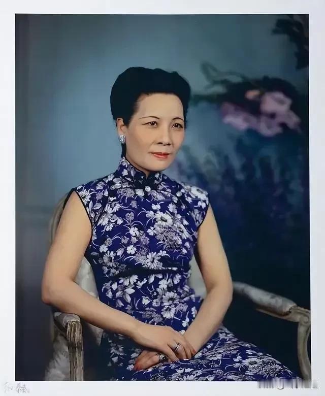 宋美龄能活到100多岁，真的也太不容易了吧？据说她的怪癖挺多。
比如她也吸烟，她