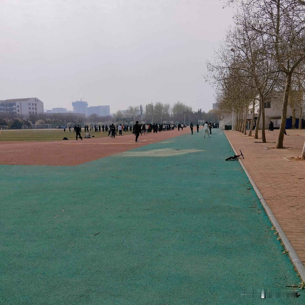 今早跑步，第一公里为了控制速度，我专门小碎步，竟然配速8分多，太慢了。后来就不管