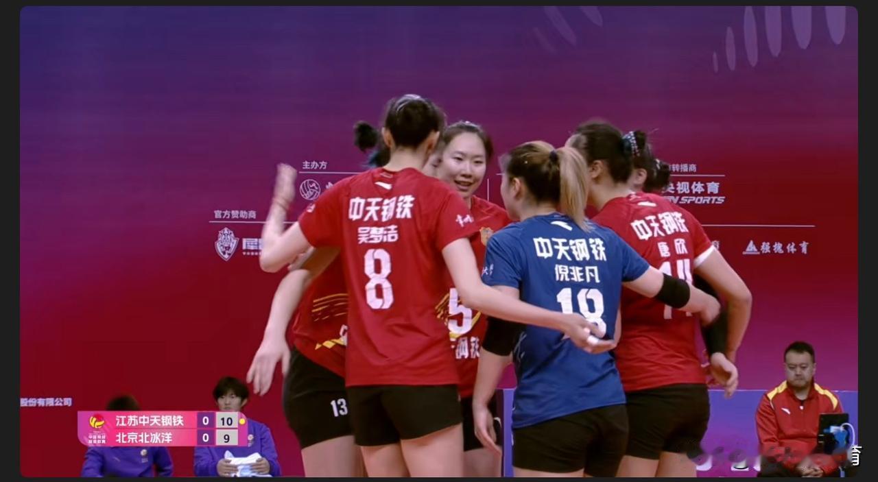 正在直播江苏女排VS北京女排！北京女排这场首发派上的是王云蕗和贝基奇，副攻手金佳