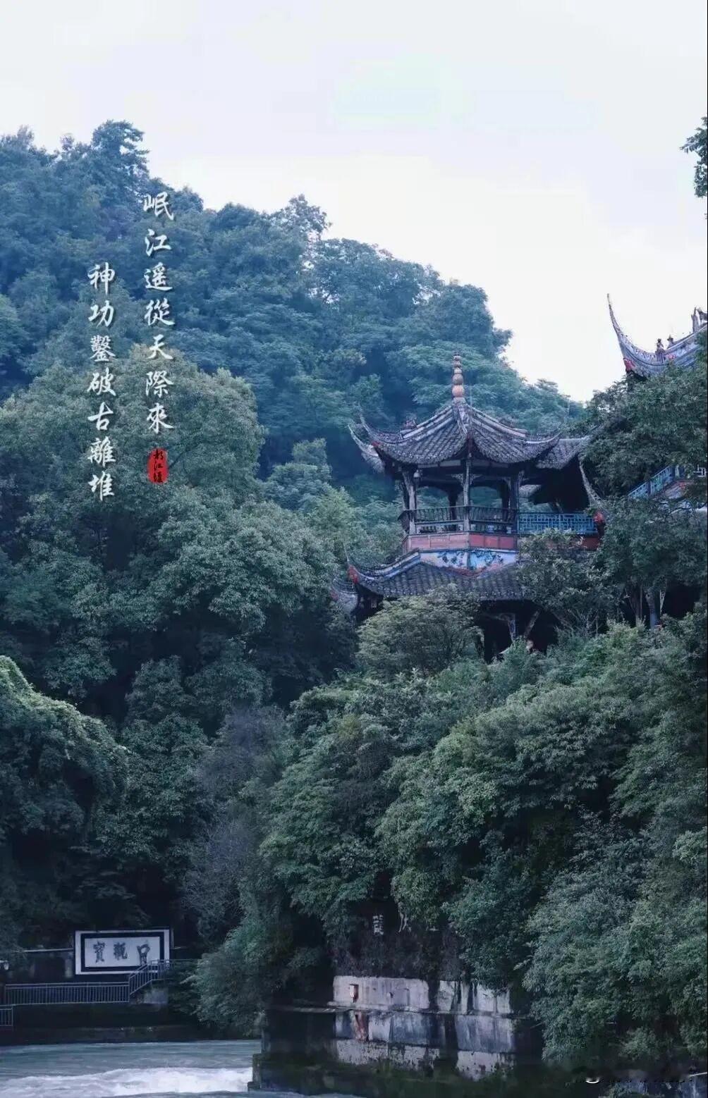 马克龙就是“变色龙”，前脚刚从成都走，网上刚发完视频就表态对中国发出威胁，声称要