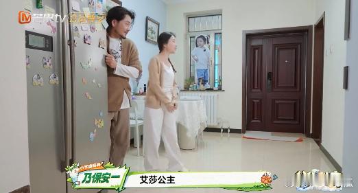小宇宙三岁全款拿下艾莎公主鞋 被小宇宙圈粉啦，一身艾莎装扮仙气十足，自己全款拿下