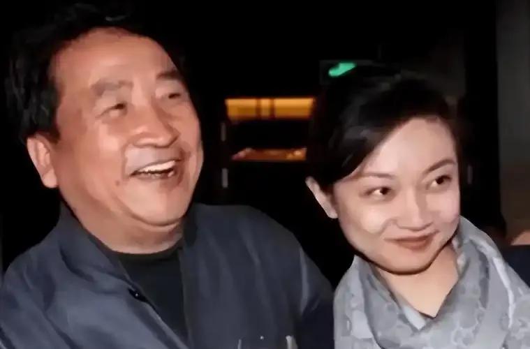 75岁的姜昆，在相声界德高望重，可生活里也有着难以言说的遗憾。他的亲女儿姜珊，如