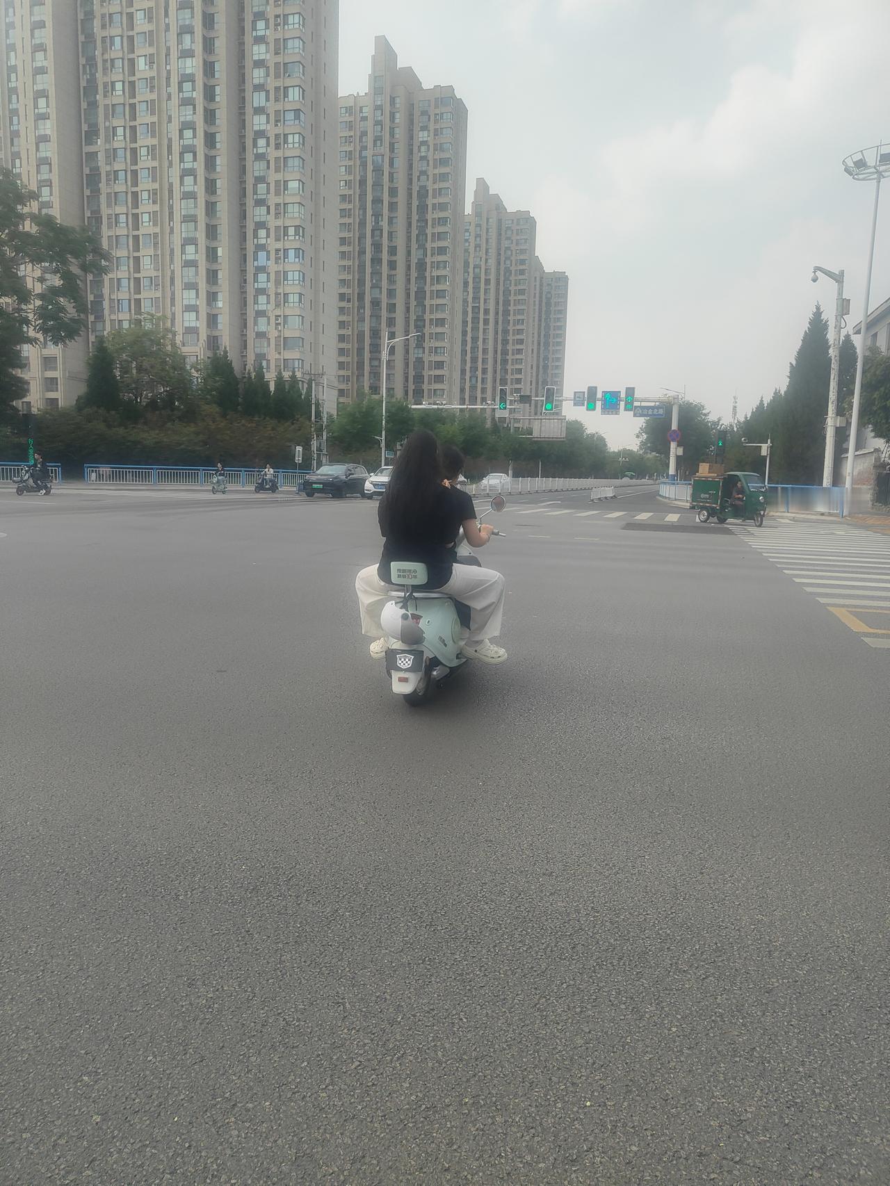 邢台信都街头所见心生感慨：为何现在不少年轻女孩变得叛逆爱抽烟？
 
刚刚路过邢台