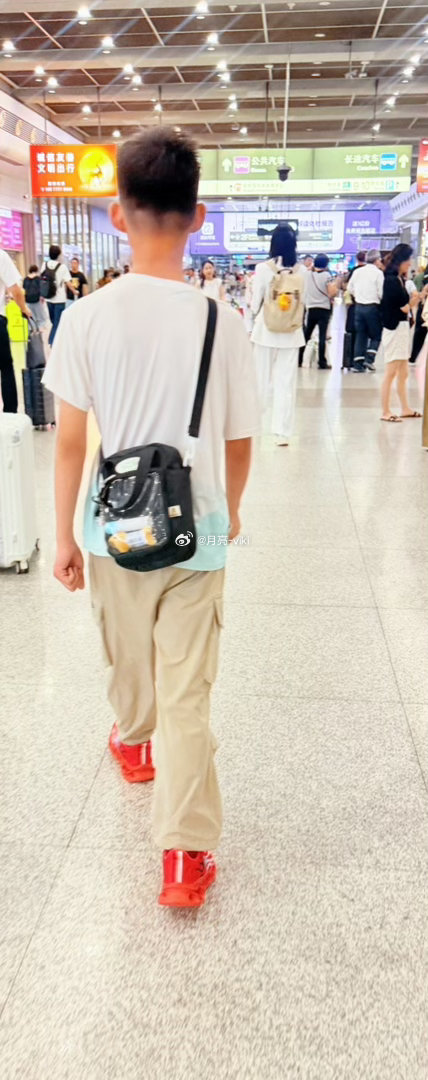 奔赴高铁接我的小哭包这小家伙走路拽得二五八万，走路都带风一上手牵住我，礼貌客套一