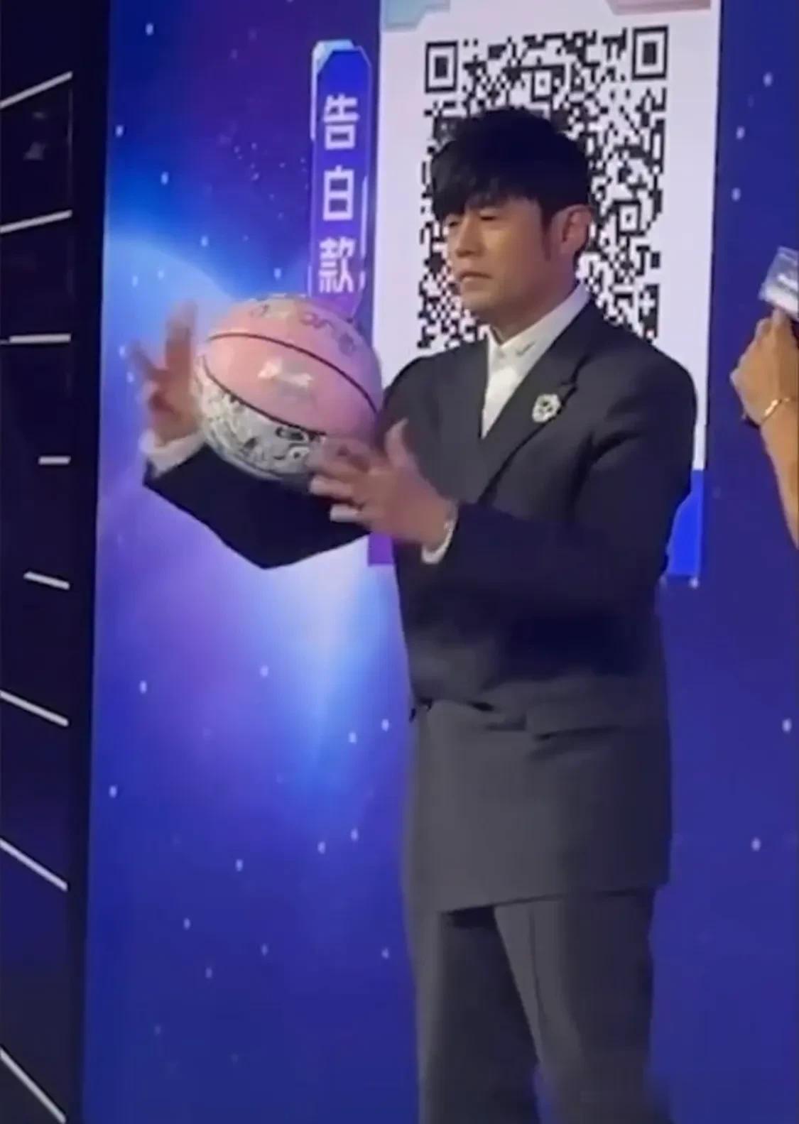 周杰伦参加节目大秀球技，周董这几天好忙，演唱会开不停还要抽空录节目[呲牙][呲牙