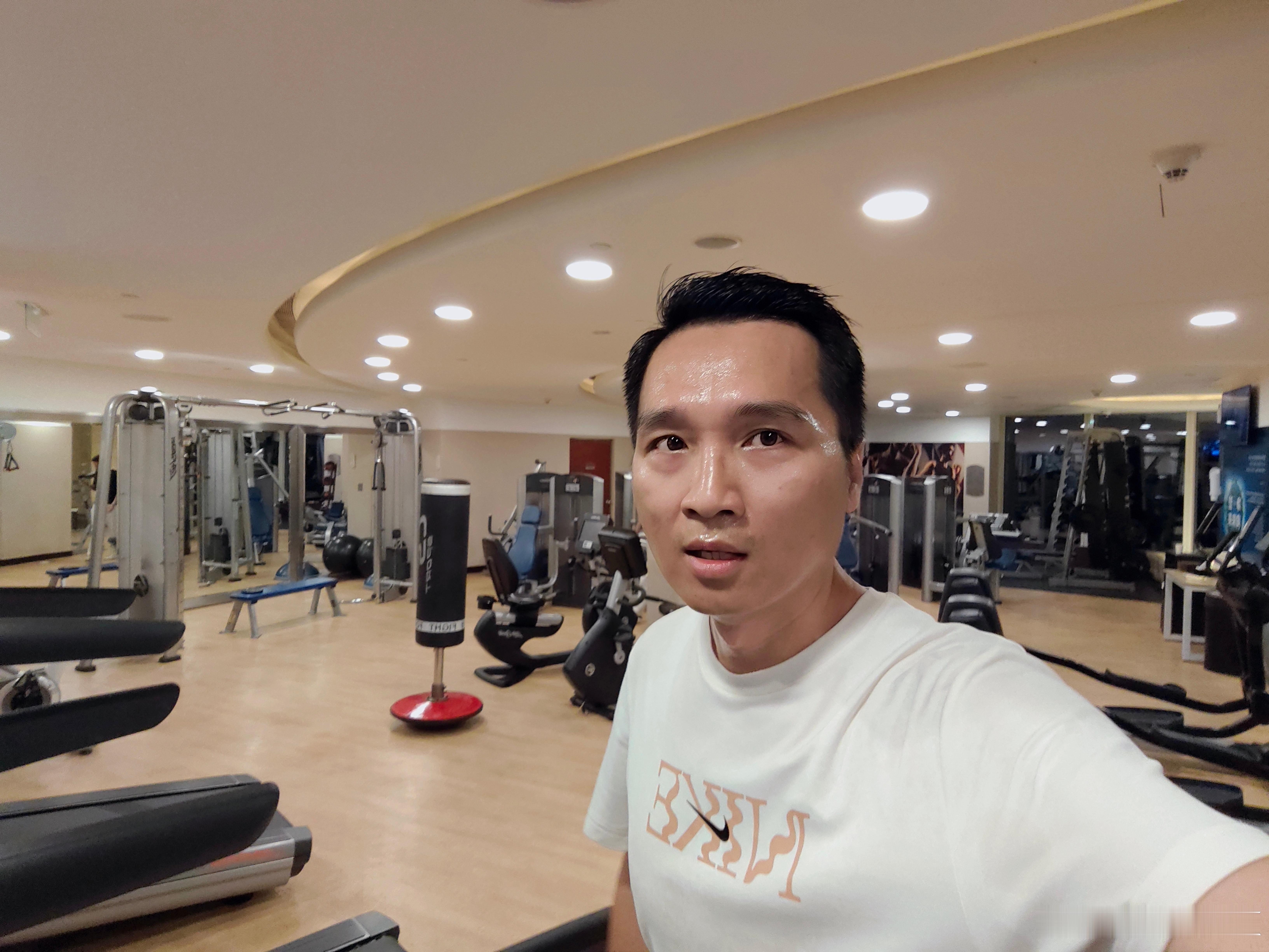 深夜健身，消耗卡路里！这个点还有在运动的朋友吗？我的旅行日记  ​​​