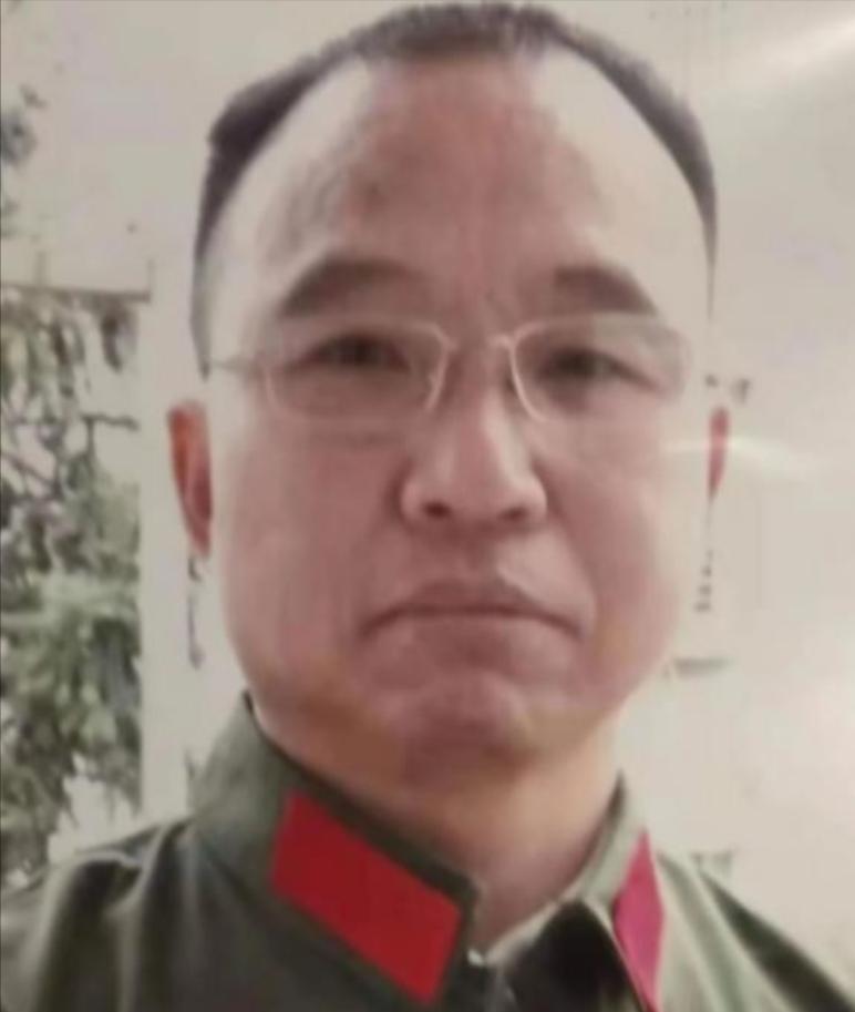 1984年，战士李陶雄中弹牺牲，送葬途中遗体竟两次从车上跌落，护士郑英察觉异样，