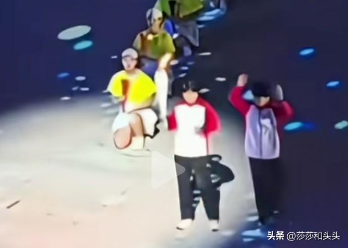 善良是刻在骨子里的教养。大家都以为莎莎是因为犯迷糊而没有看到地上的光圈。其实大家