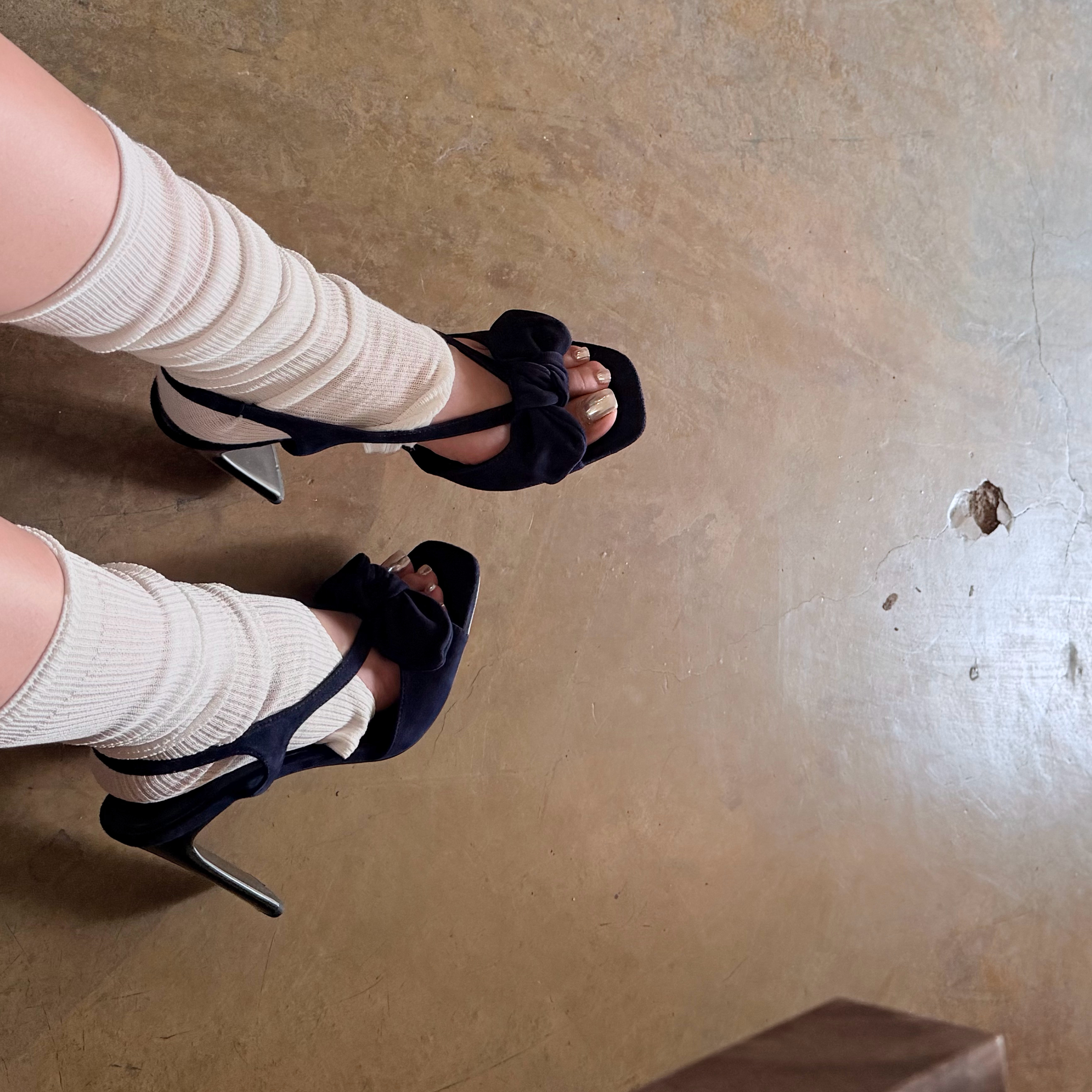 来胡志明拍春款了 ！🍠上看到说越南海关会偷东西 nannan特地打印了中国符 