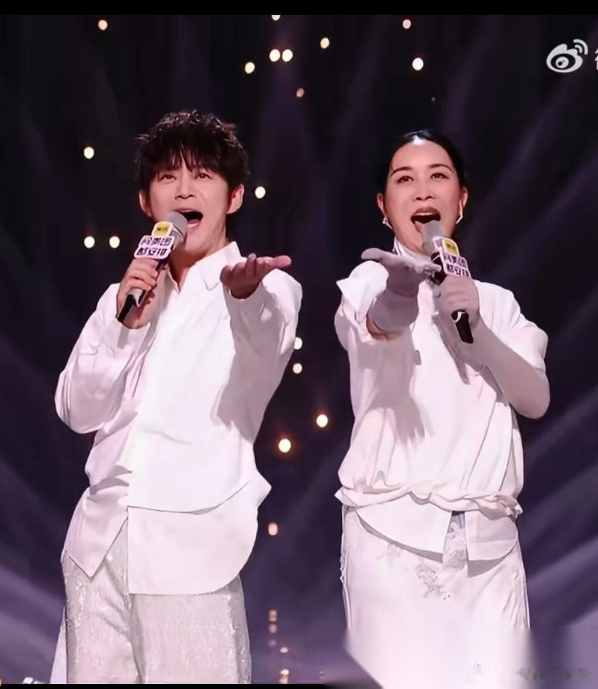 58岁的的那英赢麻了 没想到刚卸任《歌手2026》串讲人 直播的当晚 居然有那么