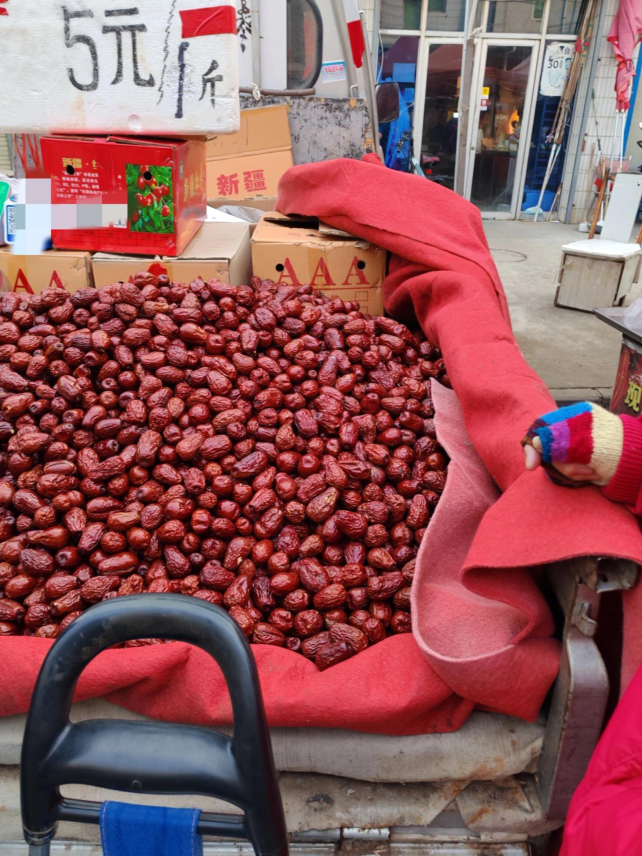 今年新疆大枣卖不上价了
1月23日，坐标西安。这是位于经开区的一处集市，中午我去