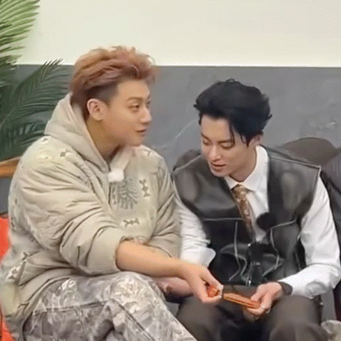 王鹤棣亲了黄子韬一口黄子韬王鹤棣你俩对吗！黄子韬给王鹤棣看自己的胳膊，然后王鹤棣