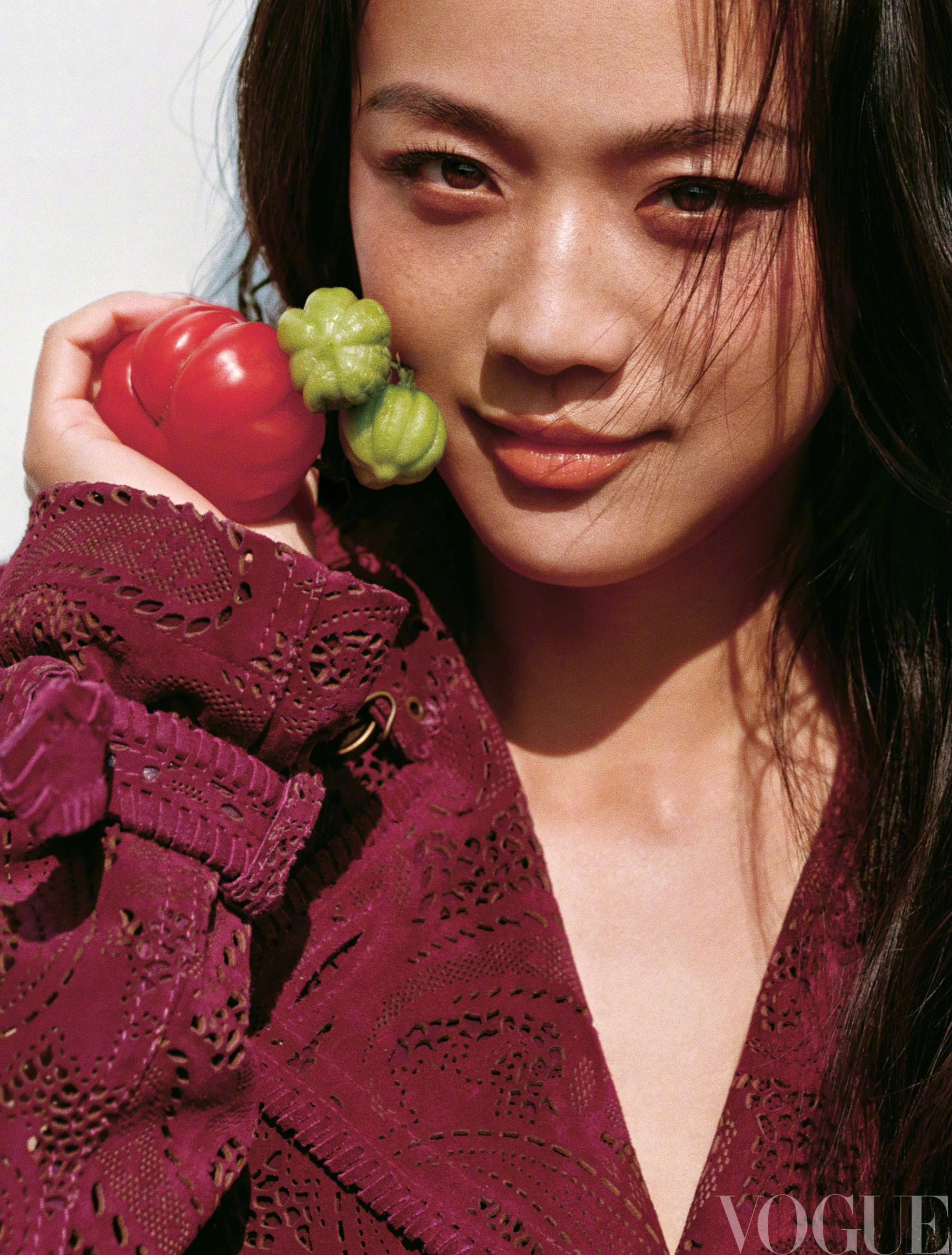 汤唯登上《VOGUE服饰与美容》2026年4月刊封面，由Burberry支持的第