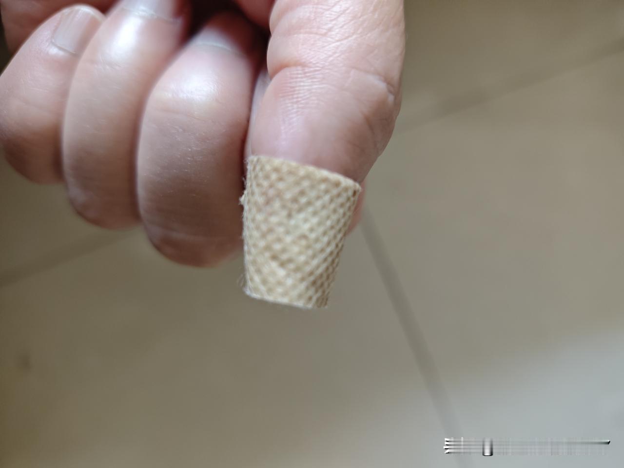 刀太快了也不行啊，这不，一不小心，我的手指见血了。

前一段时间不是兑换了一套刀