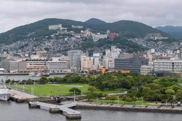爱知-名古屋亚运会期间，我国会派多少人去支持日本经济？首先是五百多名运动员，大概