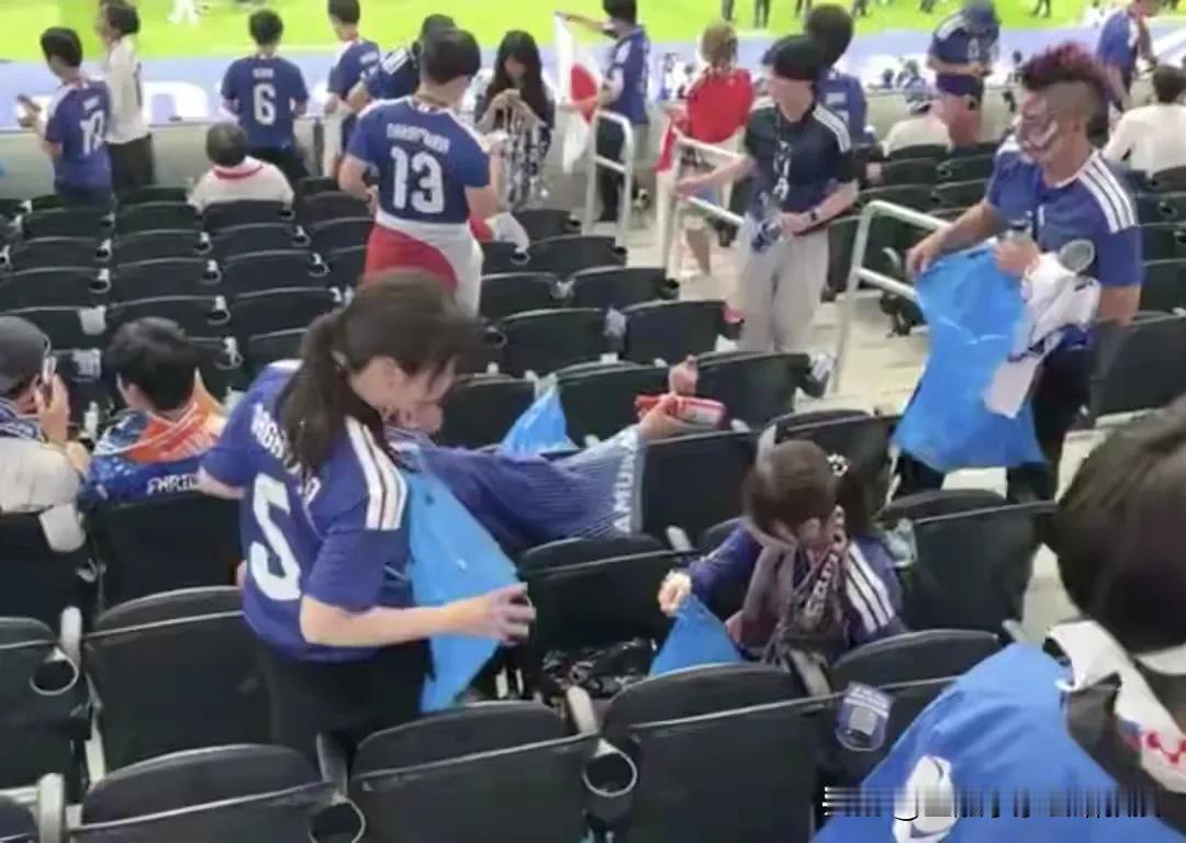 日本球迷在世界杯又捡垃圾，大家为什么却不赞他们素质高了？
 
赛场捡垃圾再次让日