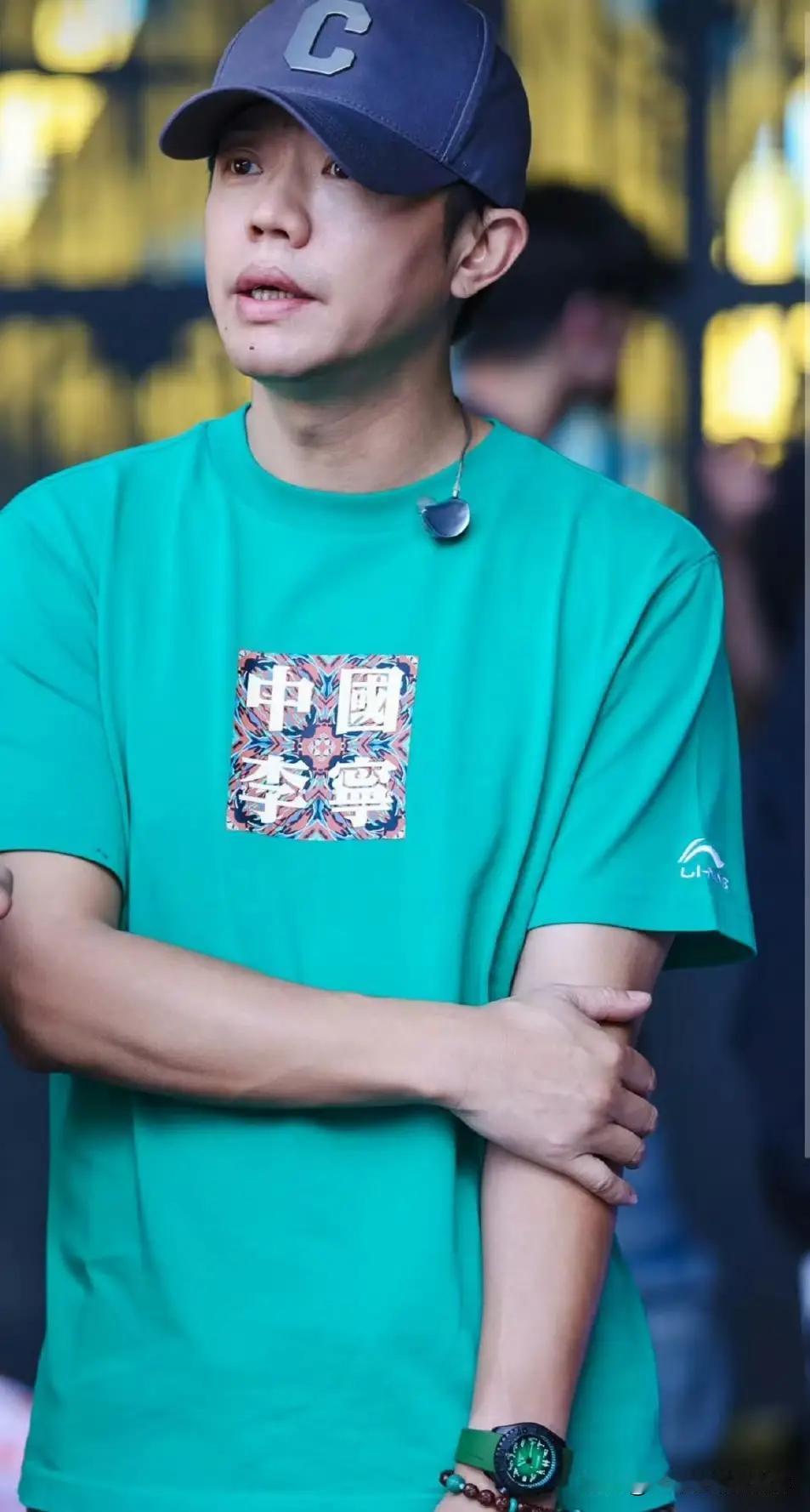 我以为是块劳力士
没想到曾毅会以这种方式出圈，今天曾毅手上戴了块表，被人发现表盘