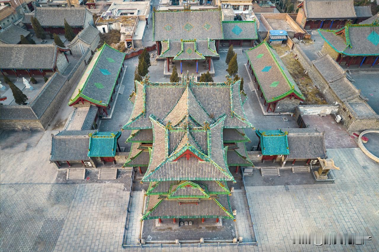 山西介休市顺城关大街东端的祆神楼，是中国唯一幸存的祆教建筑。这座楼全部以琉璃瓦覆