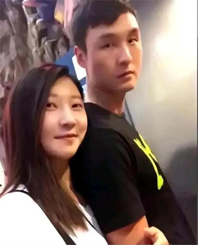 人的面相果然重要，这个偷晓冬，眼神自带杀气。一看就是个狠人。长得又不帅。
女人都