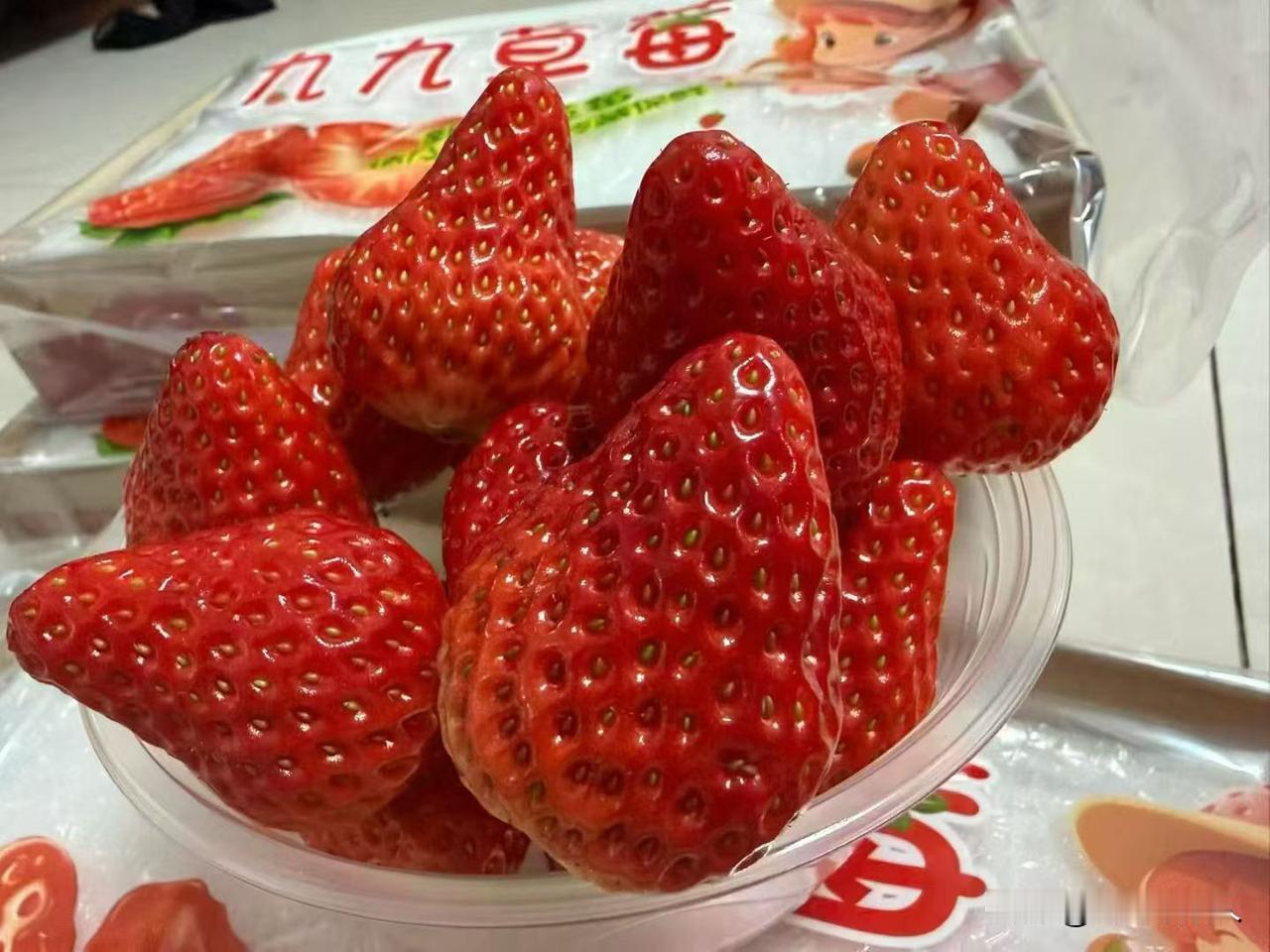 在东北四线小城生活真的很安逸。应季时令水果层出不穷。又到了吃草莓的季节了。看着娇