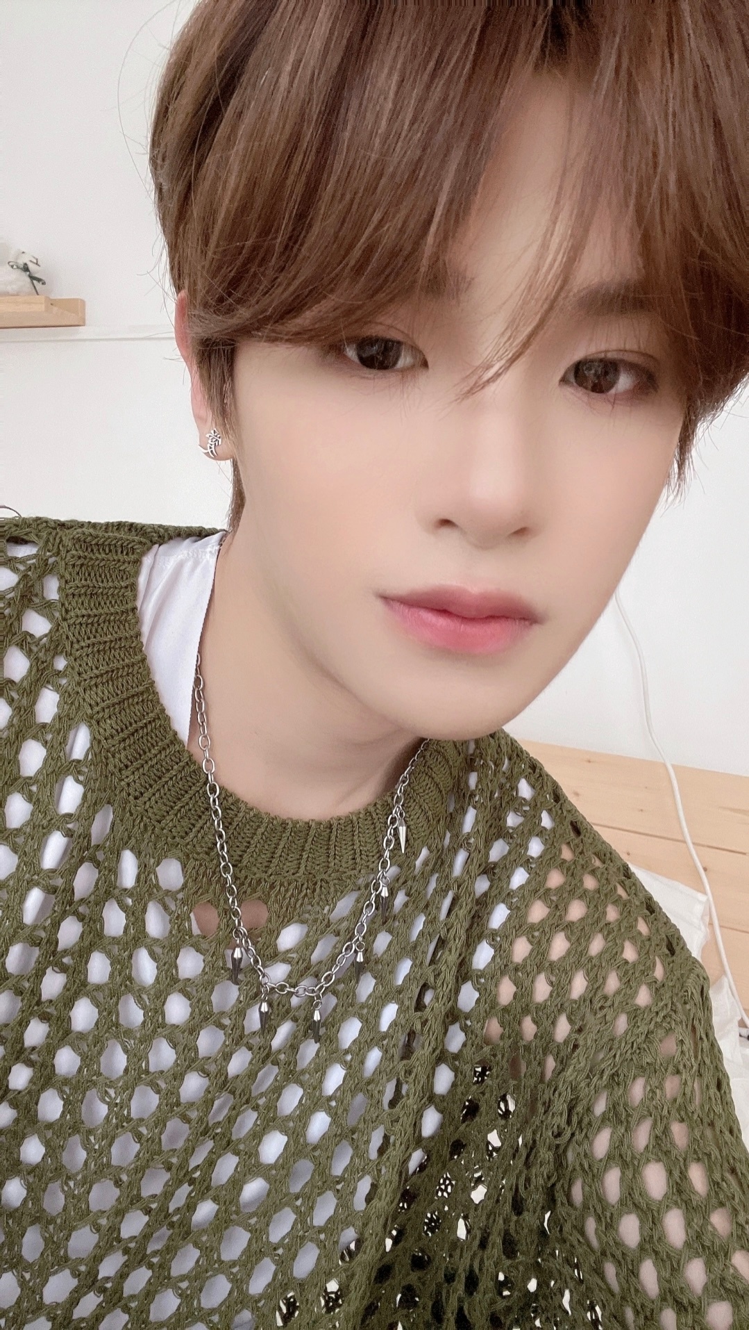 黄明昊 来张自拍比个耶✌🏻 