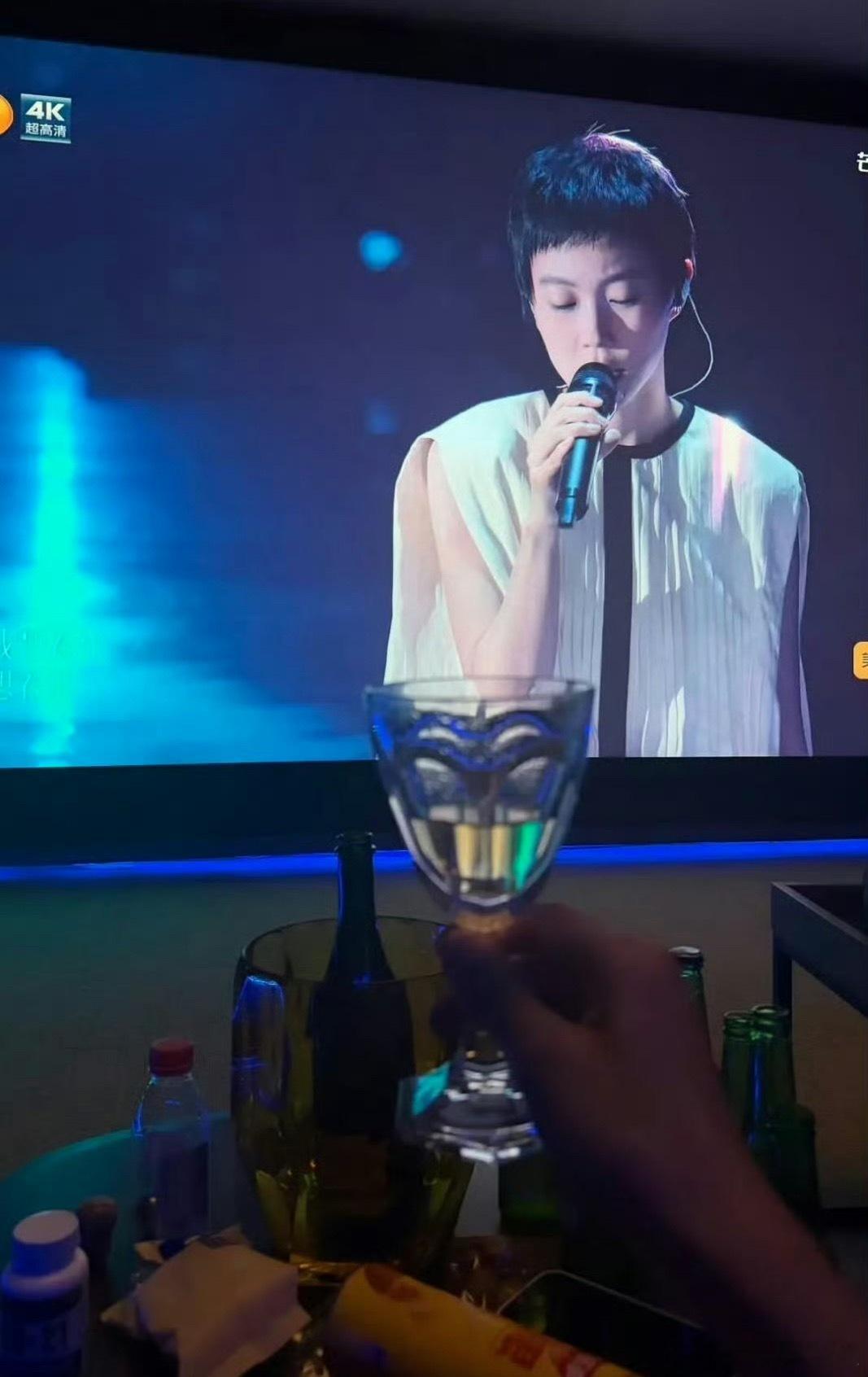 王菲看了窦靖童歌手总决赛看窦靖童说，爸爸妈妈也就是王菲和窦唯，俩人都会时不时给她